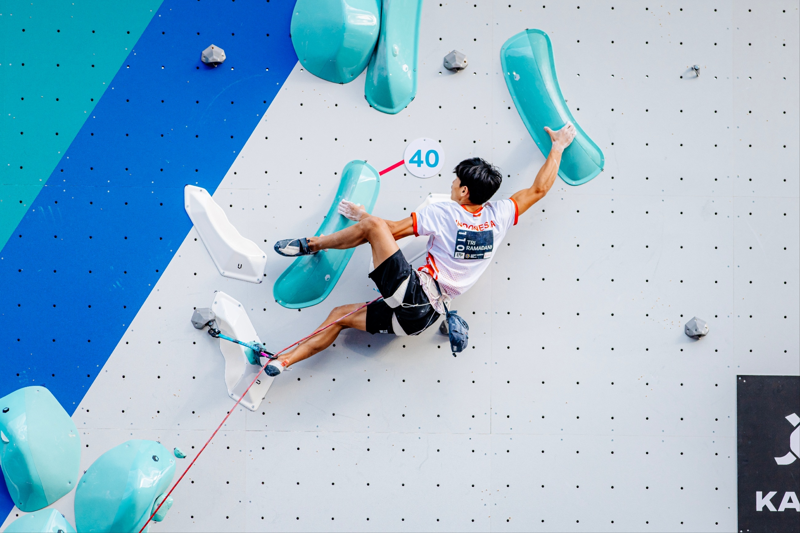 Bukan Lewat Speed, Tri Ramadani Cetak Sejarah Raih Emas Nomor Lead di World Climbing Series Praha 2026