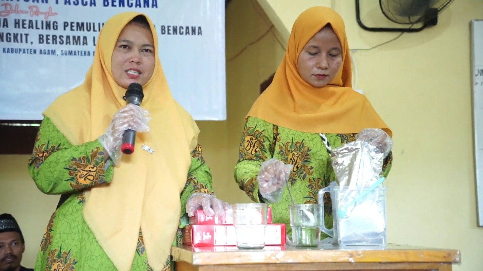 Jangan Asal Seduh! Ibu-ibu Korban Banjir Agam Diedukasi Cara Bikin Susu Anak yang Benar, SKM Bukan Susu Ya!