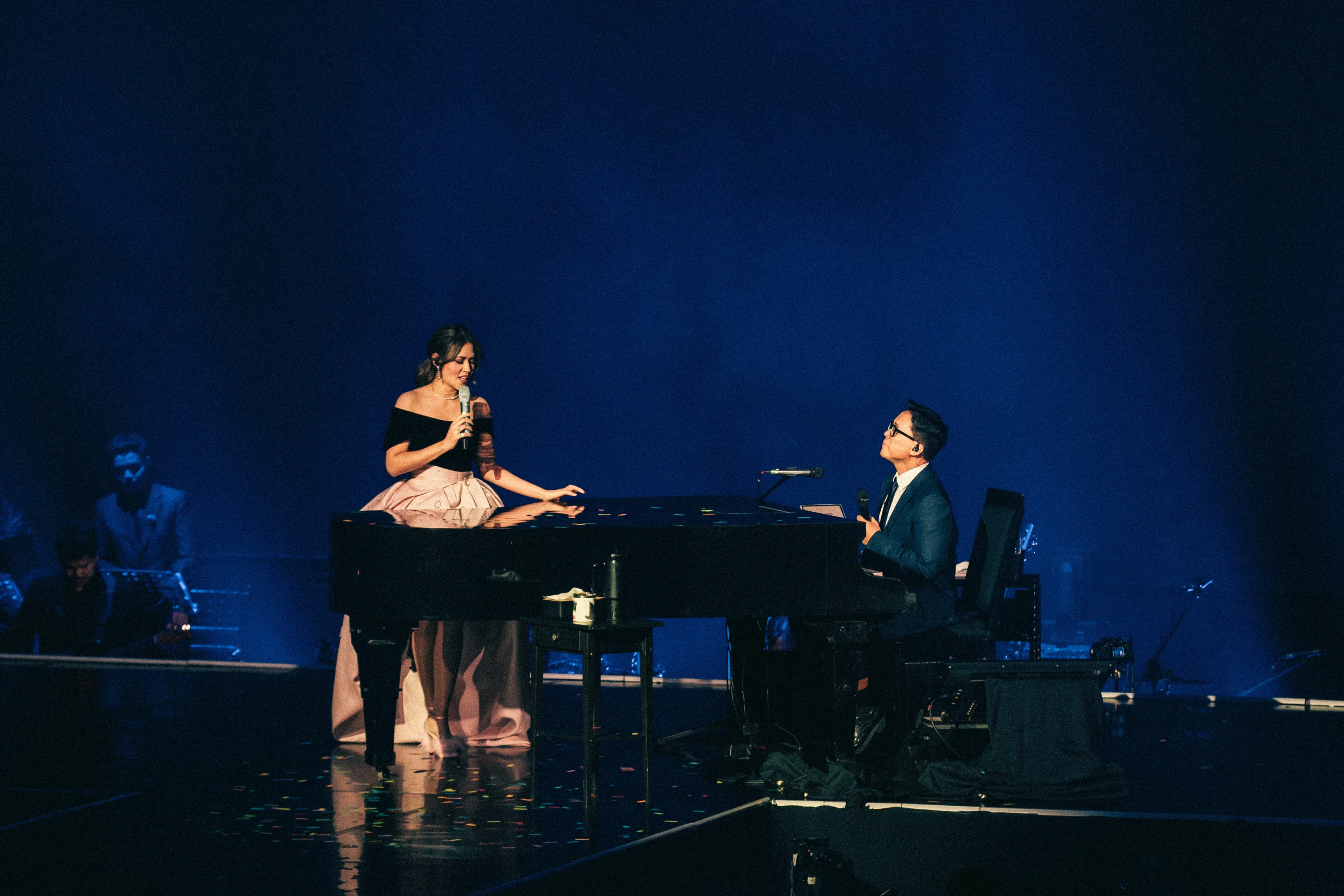 Tangis Raisa Pecah di Konser Love & Let Go: Ketidakhadiran Ibu Malam Ini Terasa Nyaring Banget