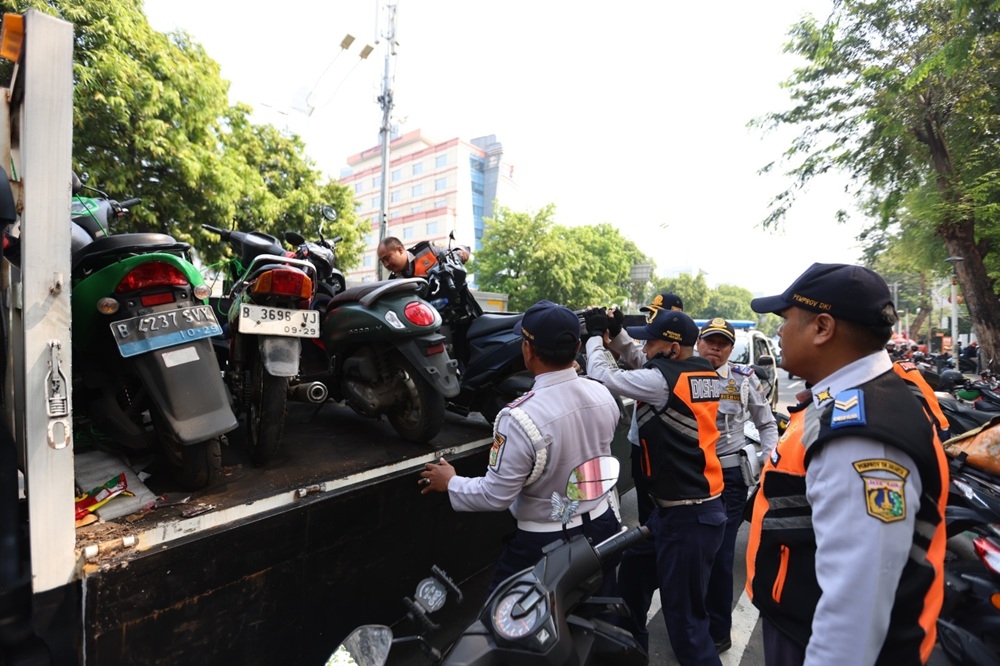 Dishub Jakarta Tertibkan Parkir Liar, 11 Jukir Ilegal Diamankan
