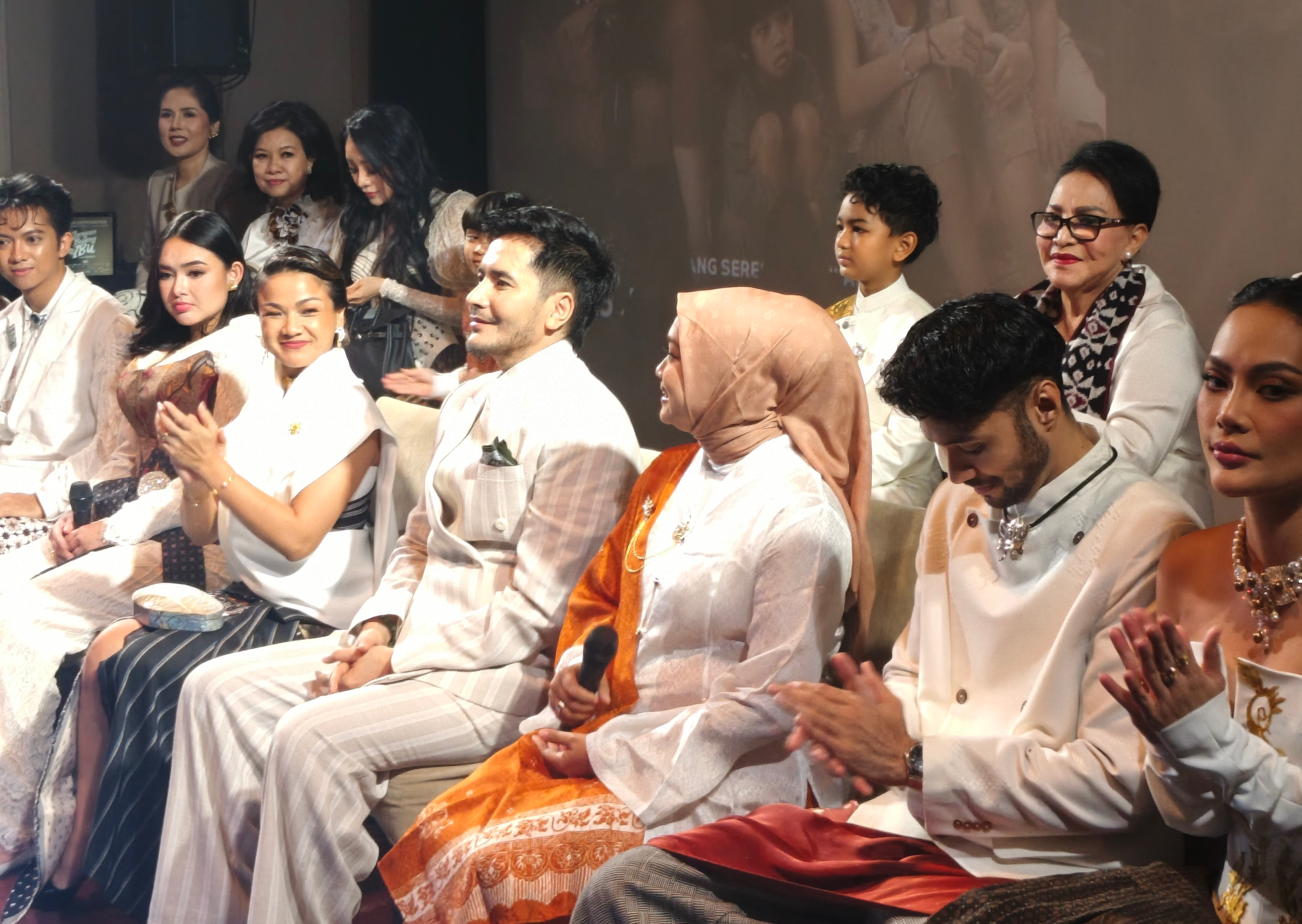 Gala Premier Film Jangan Buang Ibu Membludak, Para Cast Glowing dengan Busana Wastra Nusantara