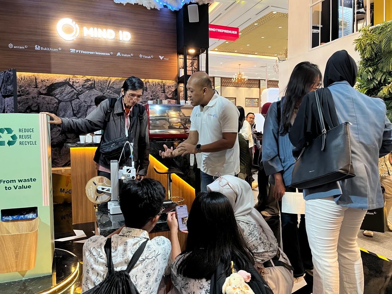 Penasaran Lihat Maggot, Booth MINERALive MIND ID Jadi Inspirasi Ekonomi Sirkular di INVIROTECH 2026