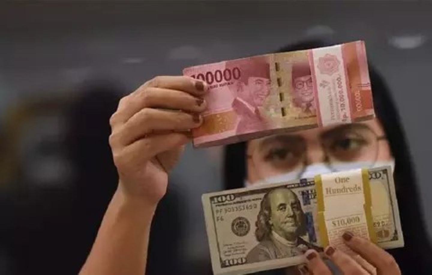 DIwarnai Sentimen Beragam, Rupiah Melemah ke Rp17.725