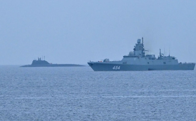 Ketegangan di Selat Inggris! Kapal Perang Rusia Lepaskan Tembakan Peringatan ke Yacht Inggris