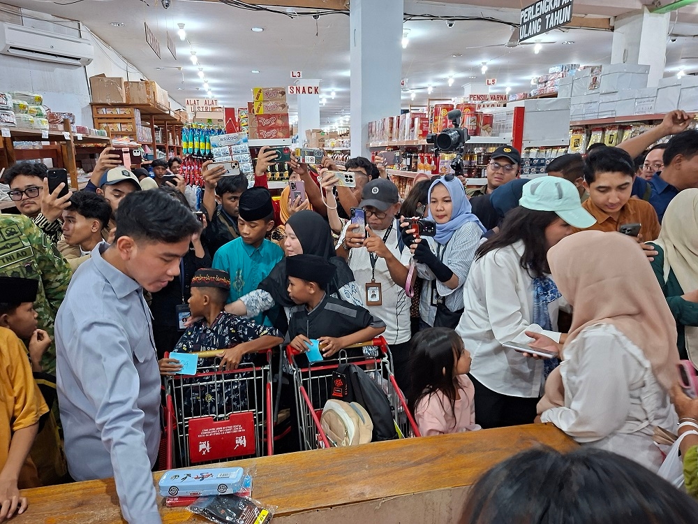 Sambut Tahun Ajaran Baru, Wapres Gibran Belikan Alat Tulis untuk Anak-anak di Gorontalo