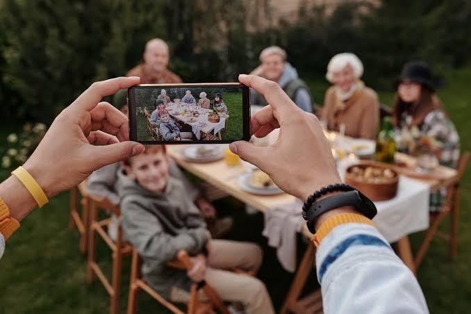 Tips Foto Pakai HP Agar Hasilnya Seperti Kamera Profesional