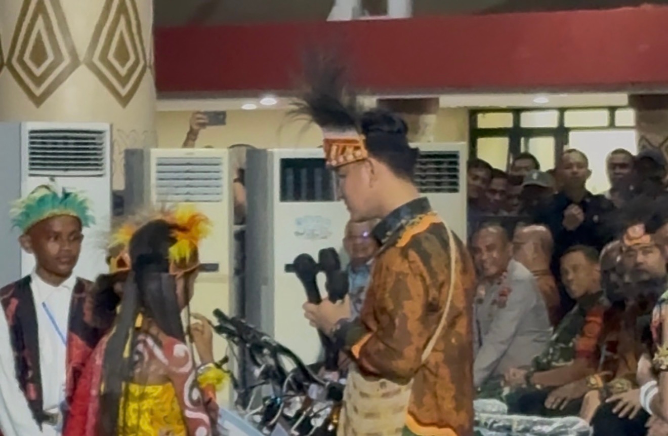 Temui Anak-anak dari Aceh hingga Papua, Gibran Bagikan Sepeda dan Alat Musik
