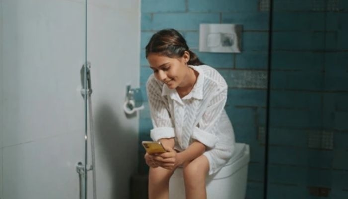 Mengapa Main HP di Toilet Bisa Memicu Ambeien? Ini Penjelasan Dokter Harvard