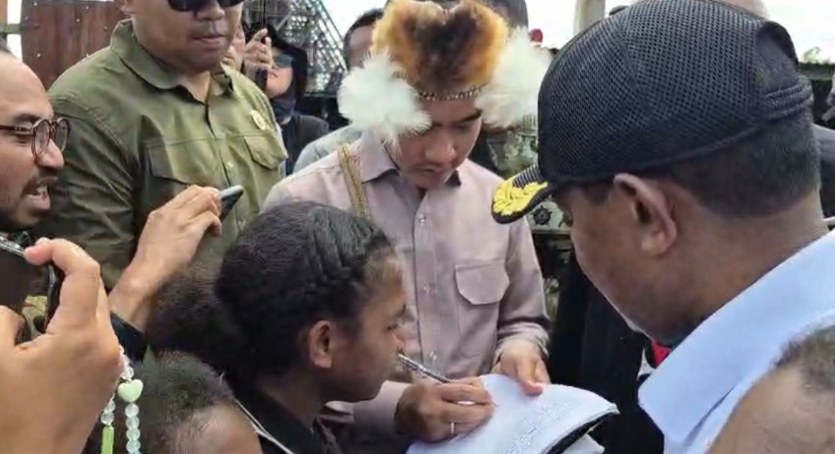 Momen Gibran Tanda Tangani Buku Siswi Papua, Sisipkan Pesan Penyemangat