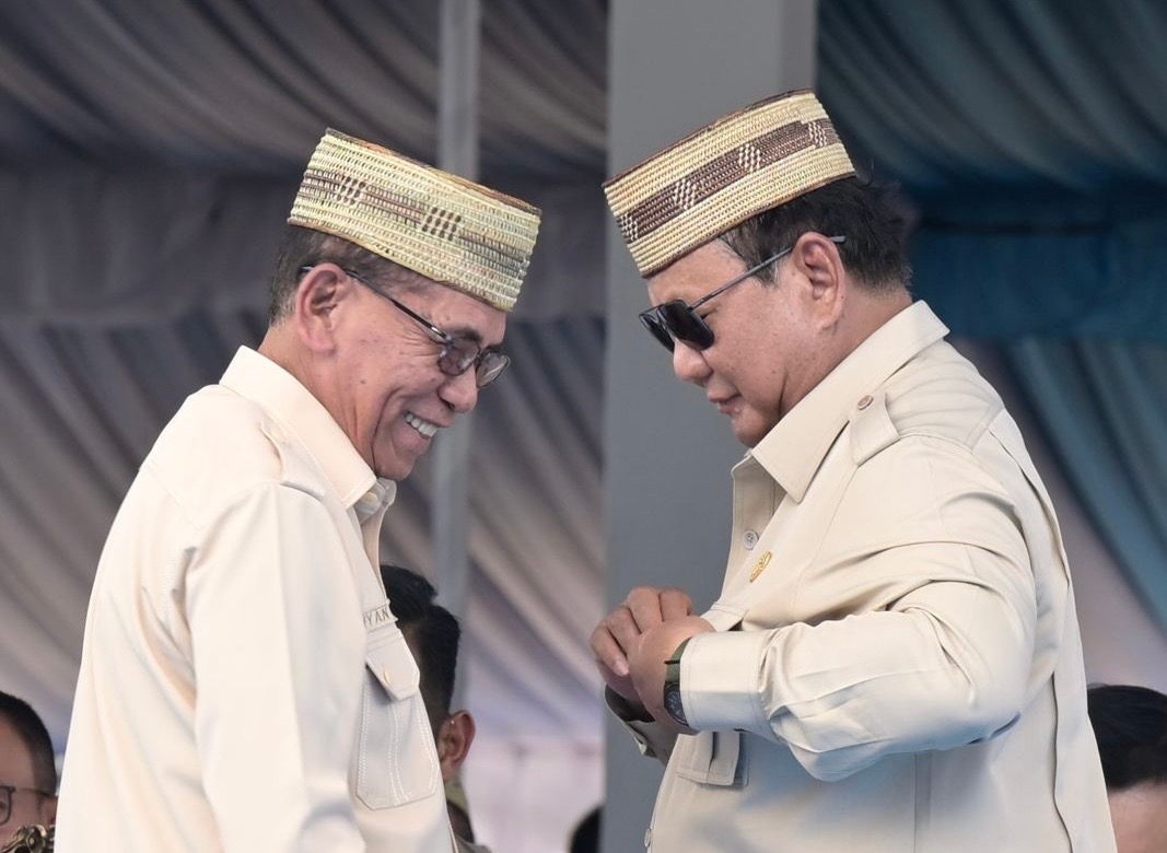 Prabowo Dianugerahkan Lencana Emas Adi Bhakti Tani Nelayan Maha Utama dari KTNA Nasional