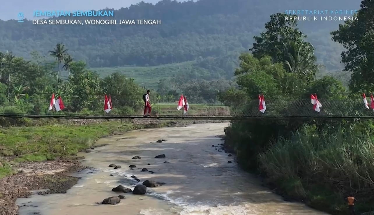 Jembatan Gantung Buka Akses Wilayah yang Puluhan Tahun Terisolir Sungai