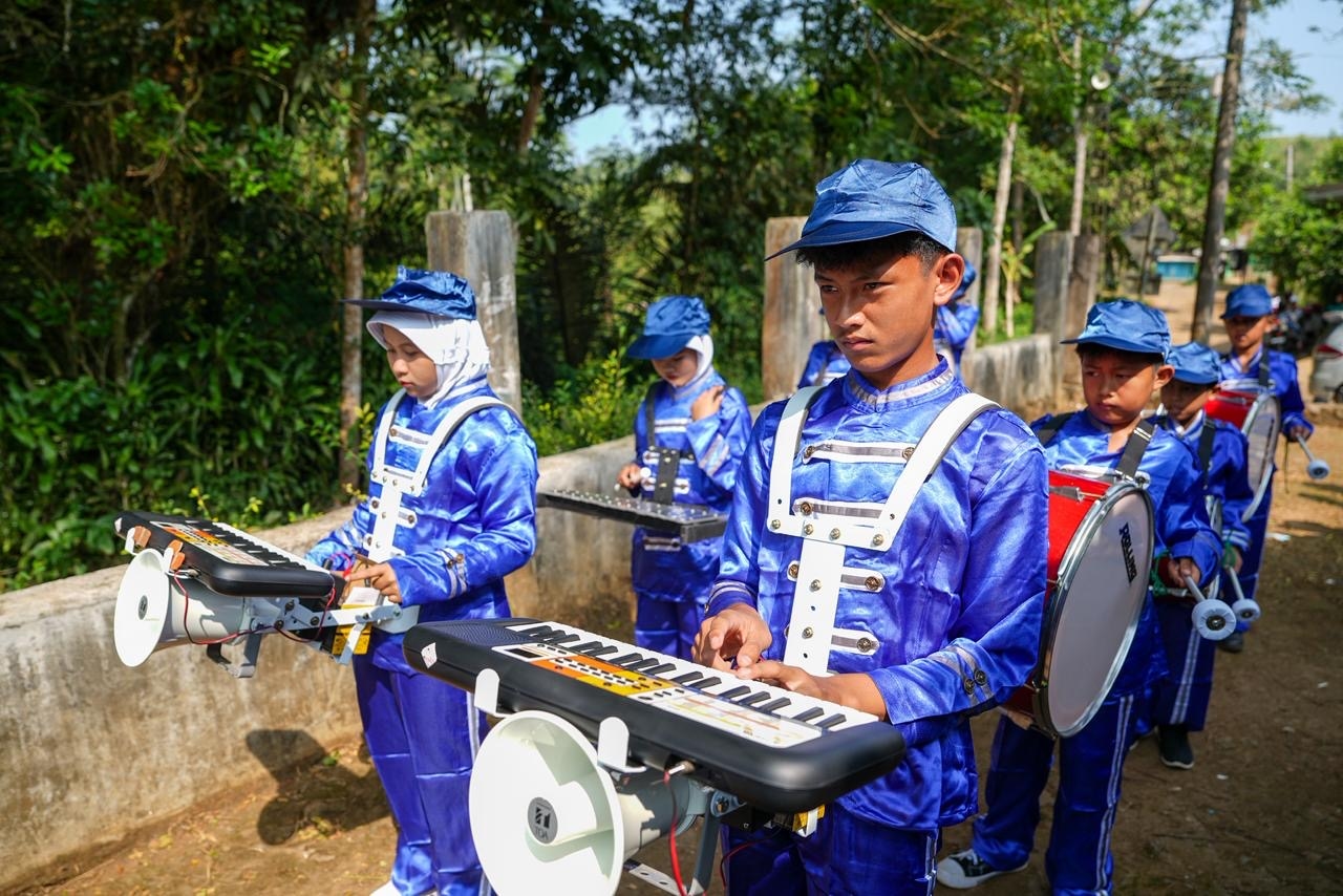 Sering Pakai Barang Bekas, Siswa SDN Tegalega Kini Bisa Berlatih dengan Alat Drumben dari Prabowo