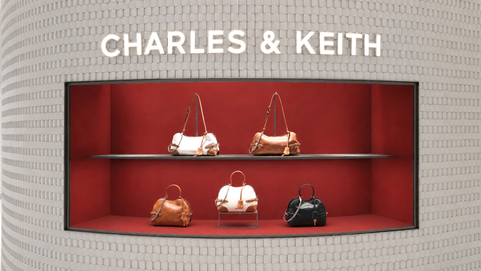 ​Gandeng Kim You Jung Jadi Brand Ambassador Baru, CHARLES & KEITH Rilis Koleksi Summer's Calling