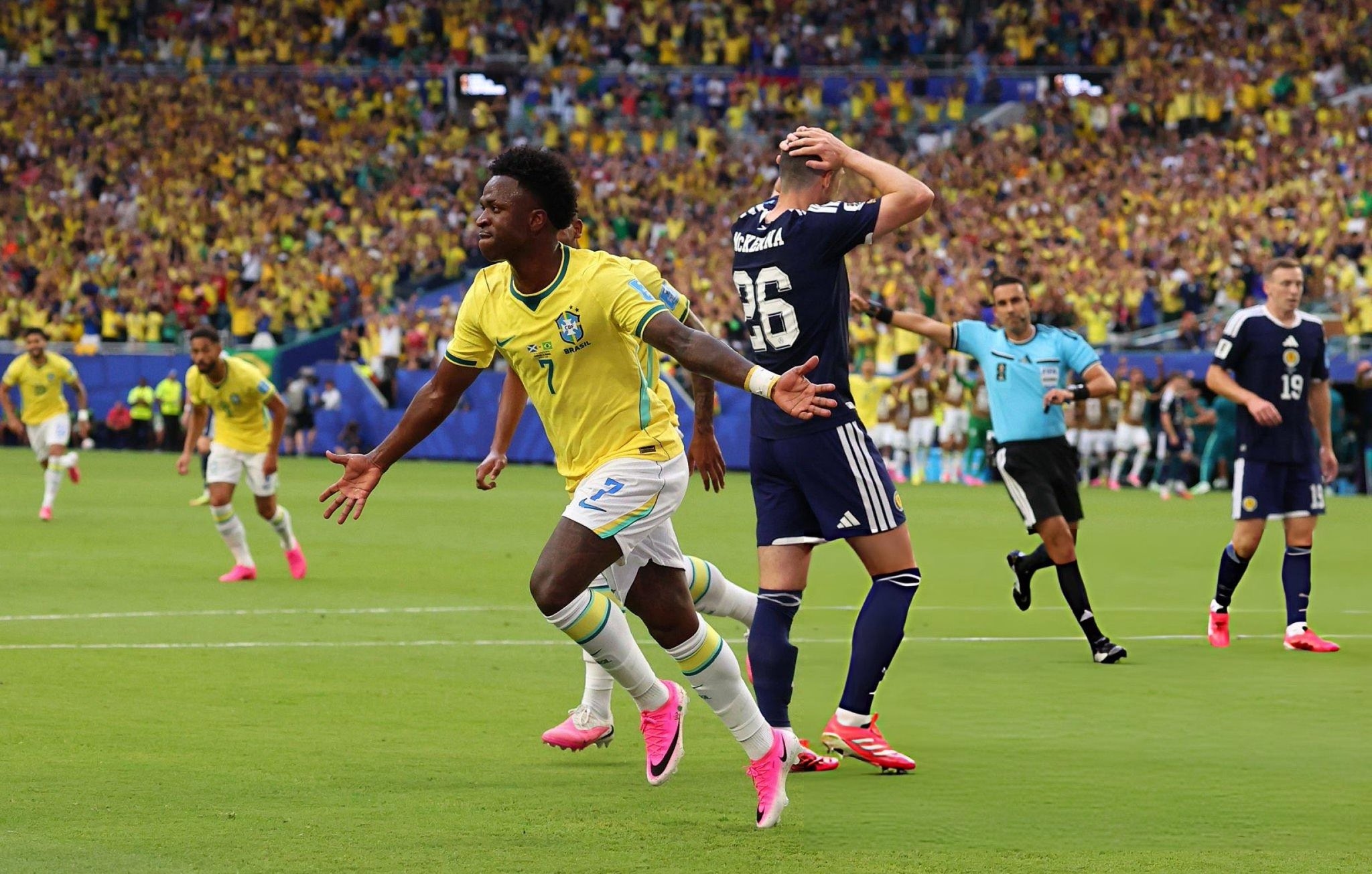 Skotlandia vs Brasil: Vinicius Cetak 2 Gol, Selecao Menang 3-0 Sekaligus Lolos ke 32 Besar