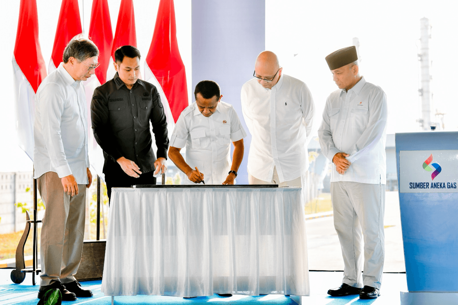 Bahlil Resmikan Mini LNG Plant Tuban, Dorong Pengurangan Impor LPG