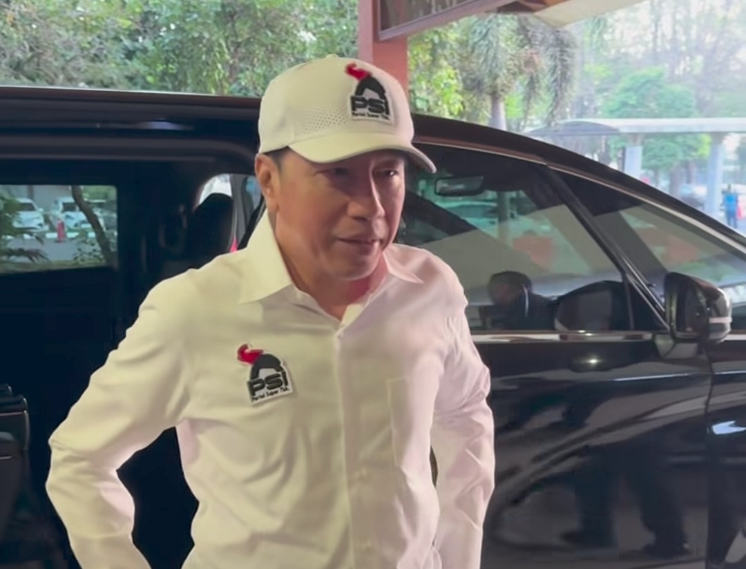 Pakai Kemeja dan Topi PSI, Jokowi Terbang ke Lampung