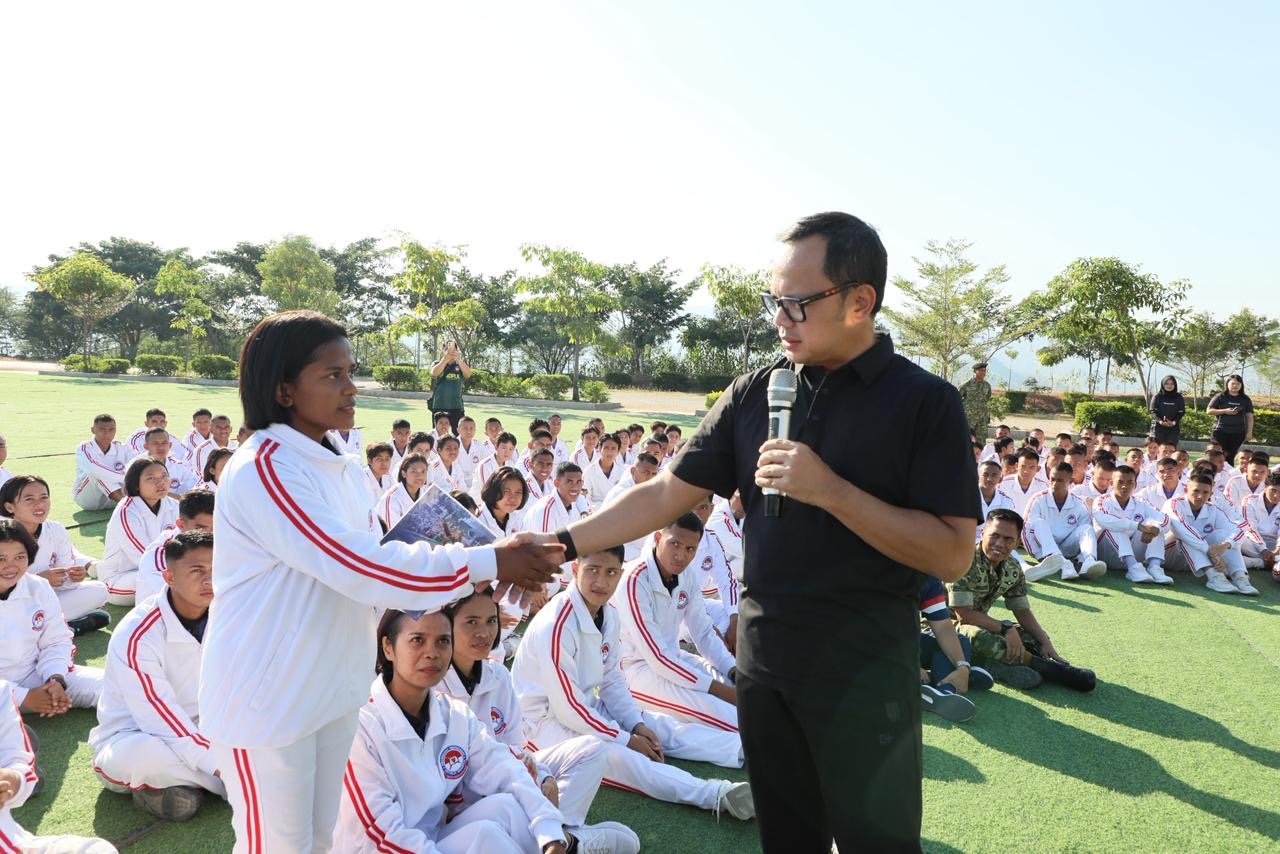 Wamendagri Minta Mahasiswa Unhan NTT Siapkan Visi dan Disiplin untuk Jadi Pemimpin Masa Depan