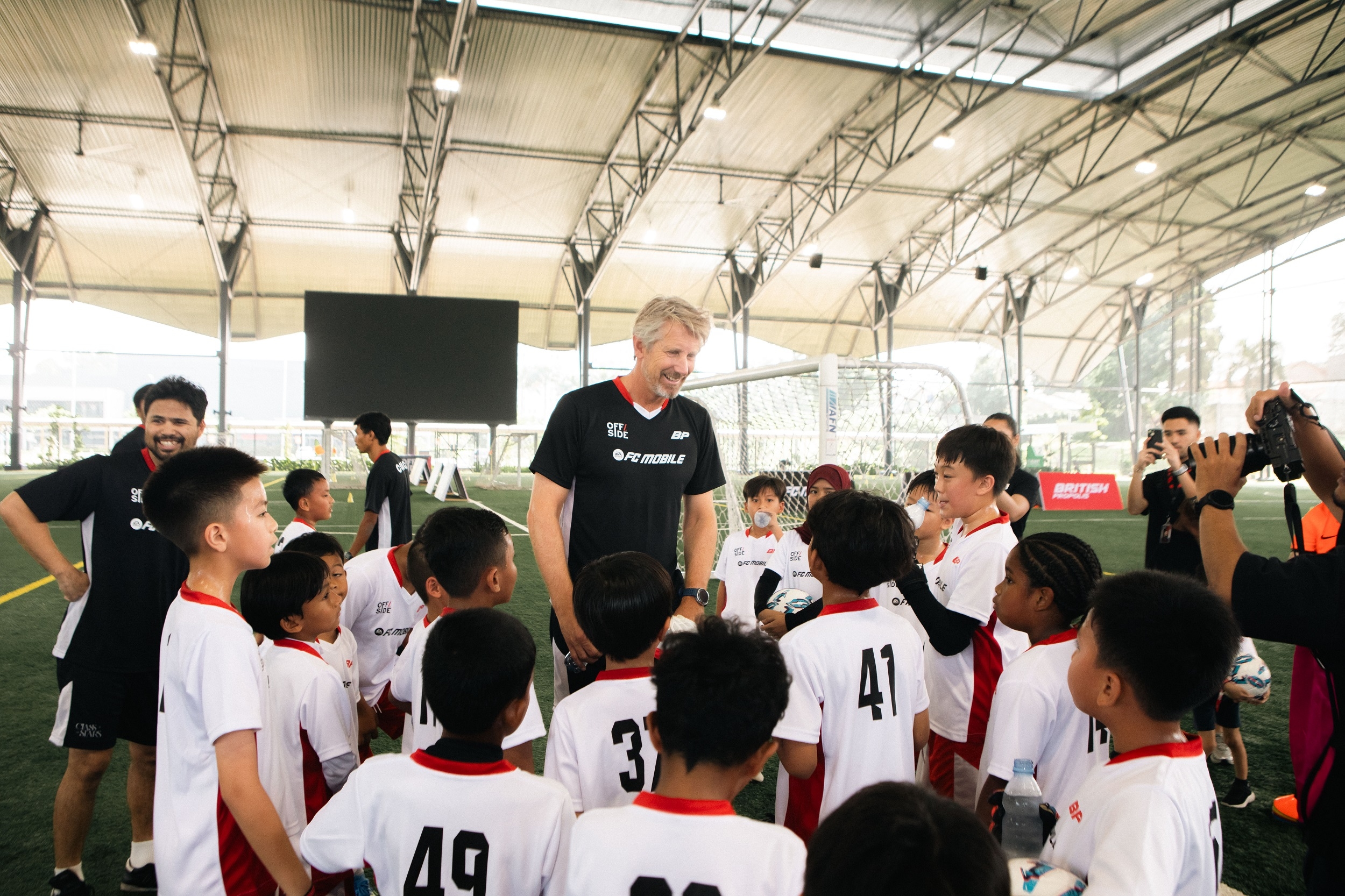Edwin Van Der Sar Rasakan Momen Spesial Selama Kunjungan di Jakarta