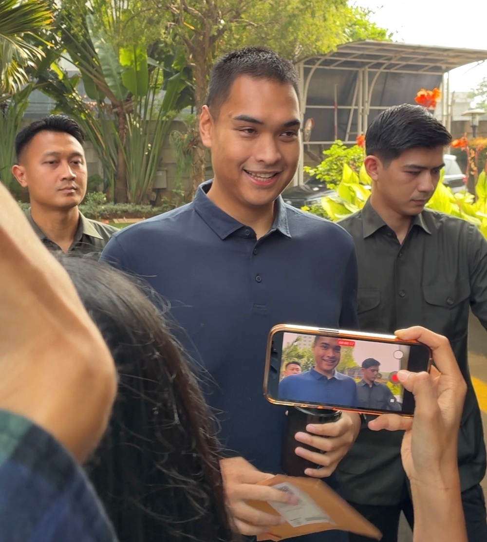 Tiba di Gedung KPK, Mantan Menpora Dito Ariotedjo Tampil Beda
