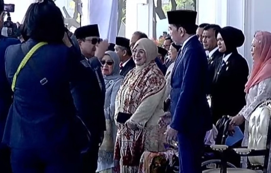 Momen Prabowo Beri Hormat kepada Jokowi Curi Perhatian di Upacara Hari Bhayangkara