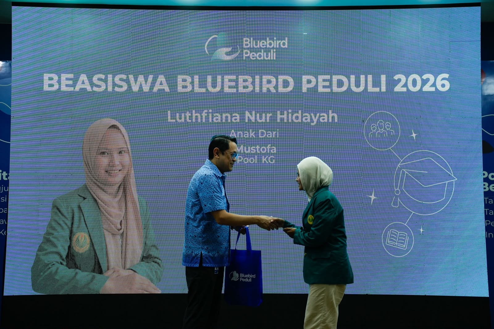 Bluebird Salurkan Beasiswa untuk 1.945 Anak Pengemudi dan Karyawan pada 2026