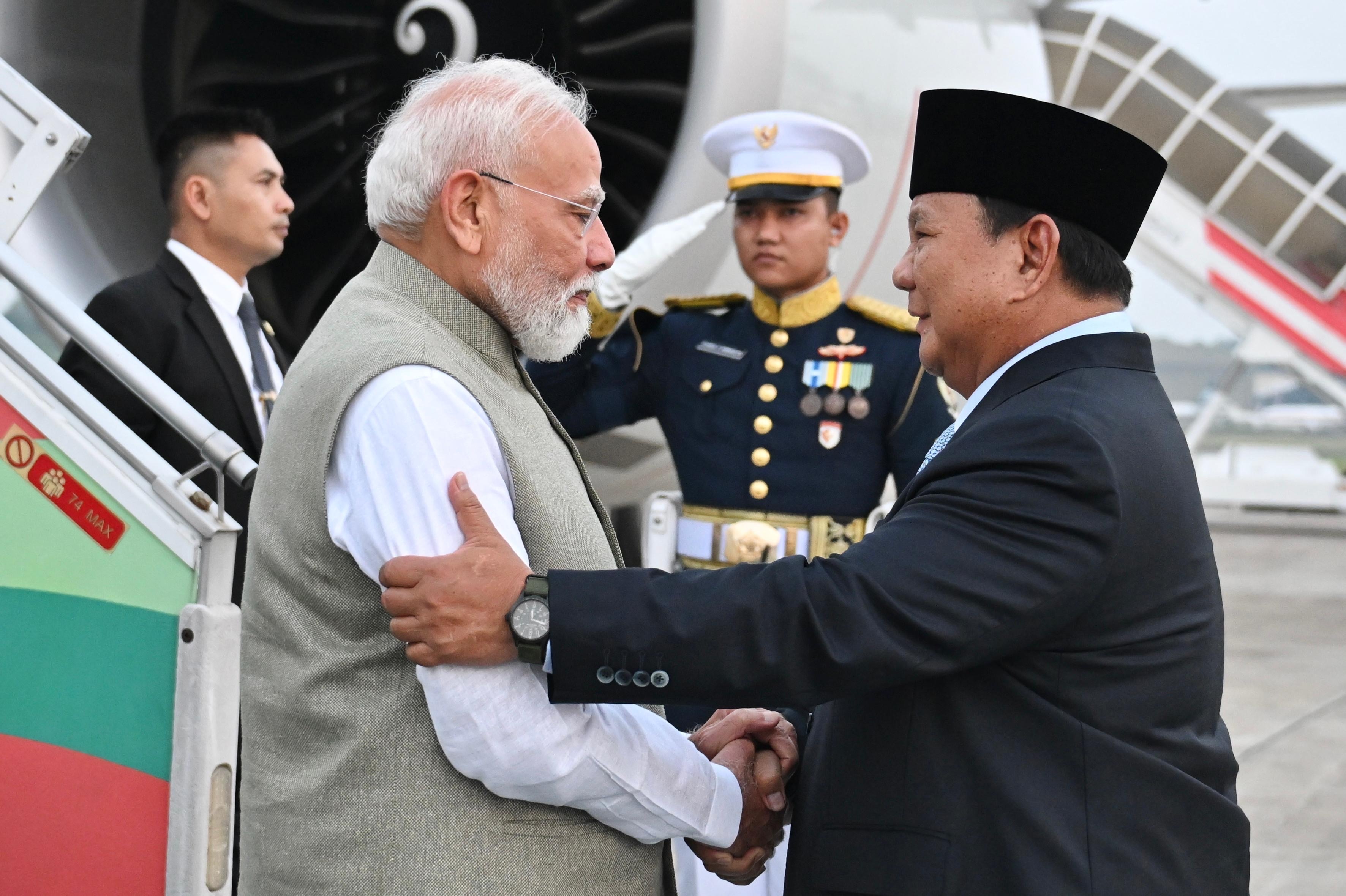 Dikawal 5 Jet Tempur TNI AU, PM India Narendra Modi Mendarat di Jakarta Disambut Langsung Prabowo