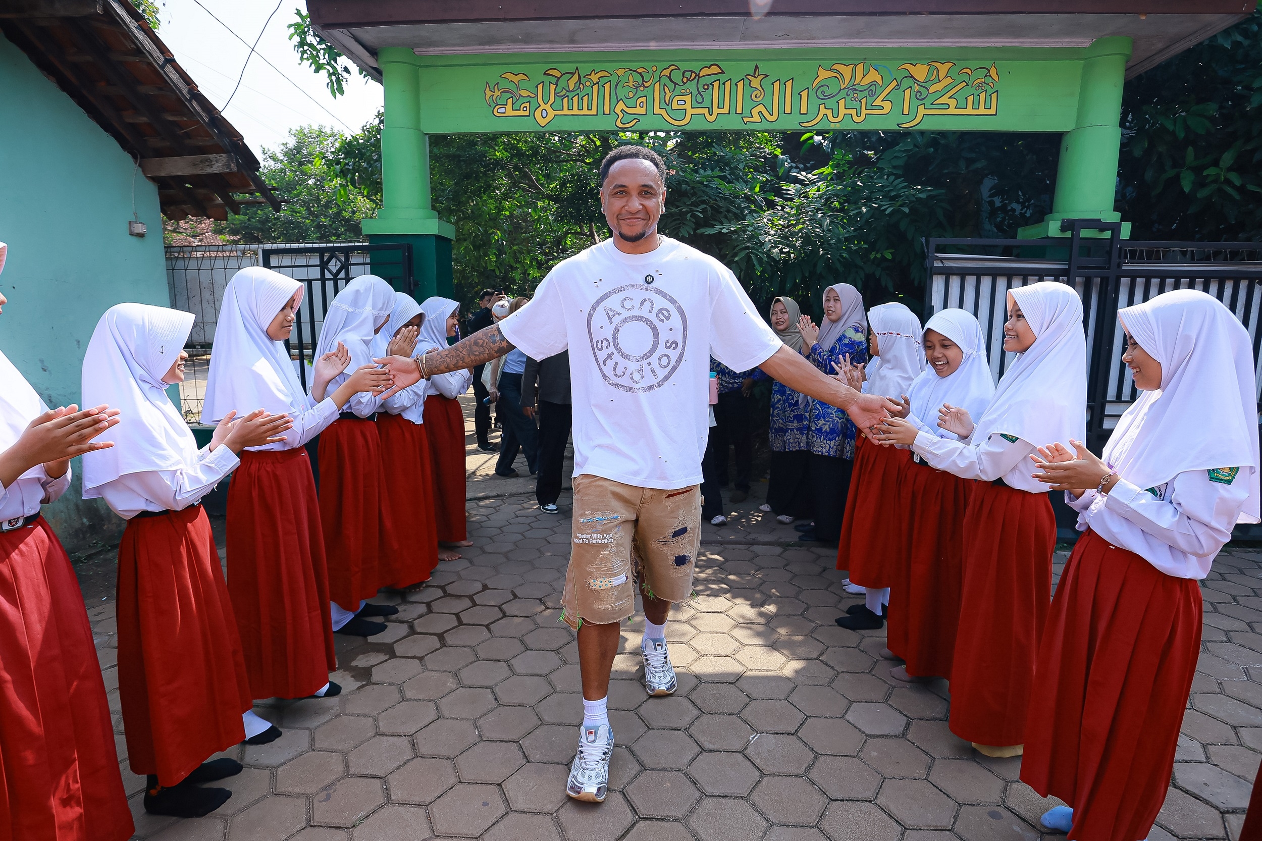 Bintang Premier League Kenny Tete Dukung Renovasi Sekolah Anak Pemulung di Bantar Gebang