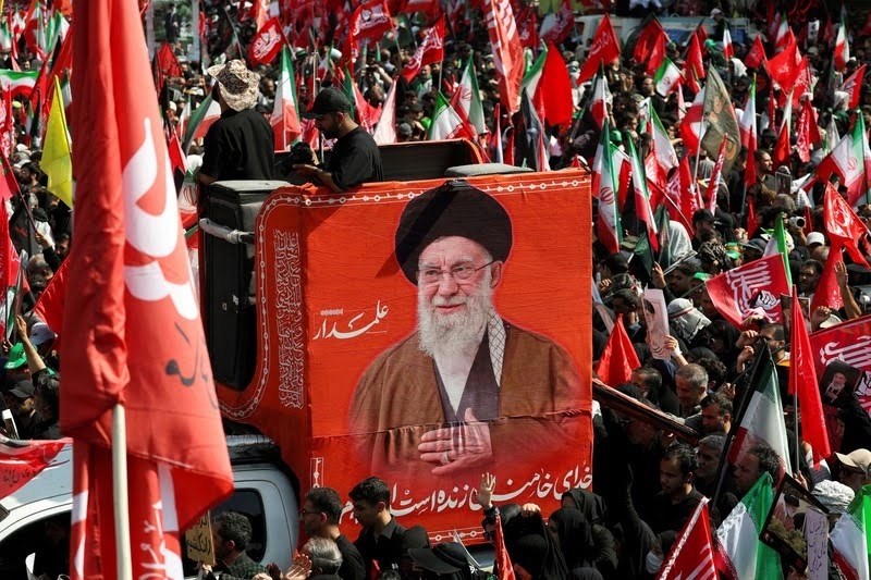 Lautan Manusia Padati Teheran, Iringi Prosesi Pemakaman Ayatollah Ali Khamenei