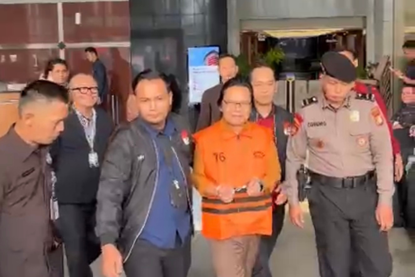 Pakai Rompi Tahanan, Mantan Sekjen MPR RI Bungkam Soal Dugaan Dinas Fiktif di KPK