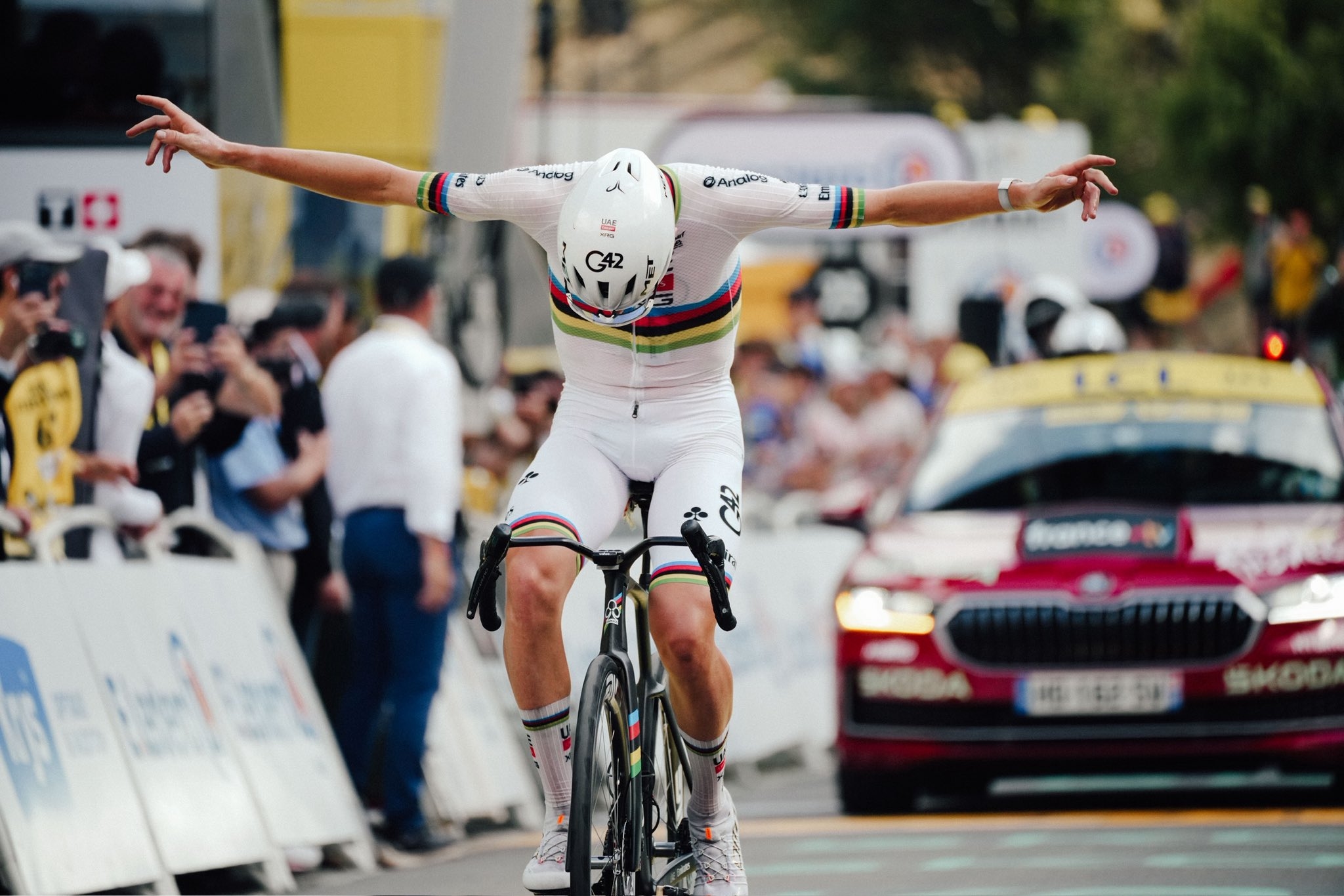 Tour De France: Tadej Pogačar Rajai Etape 6, Rebut Jersey Kuning dari Torstein Traeen