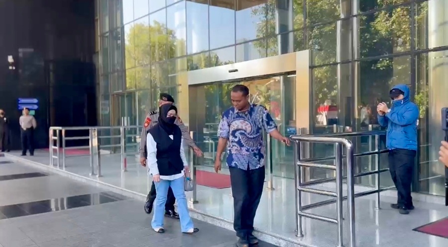 Tiba di KPK Usai Kena OTT, Bupati Sukoharjo Etik Suryani Diperiksa Maraton
