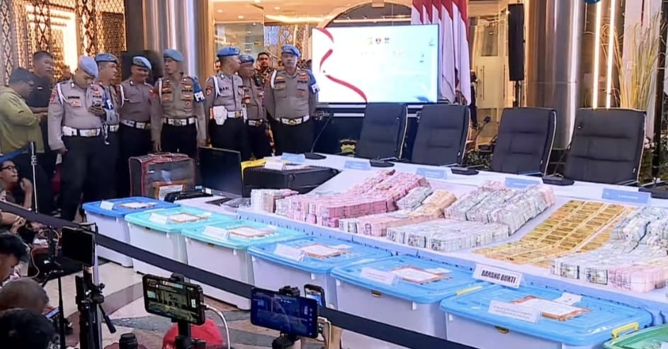 Polri Pamerkan Uang Rp67,2 Miliar dan 74 Kg Emas Sitaan Kasus Dugaan Korupsi