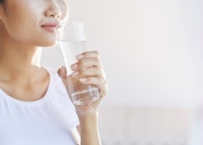 6 Manfaat Minum Air Putih Setelah Bangun Tidur, Lakukan Kebiasaan Sederhana Ini untuk Kesehatan!