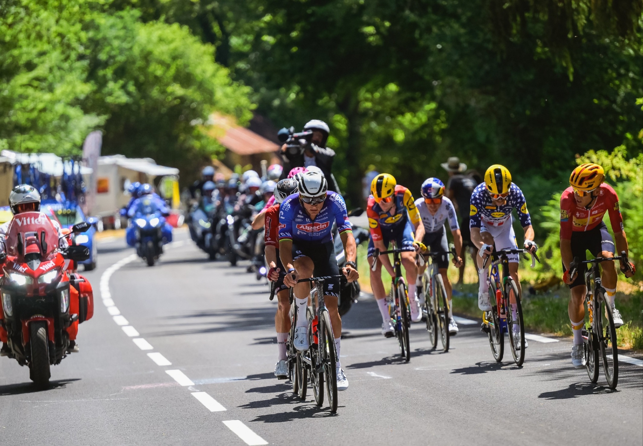Tour De France: Perang Logistik Lawan Suhu Ekstrem, Dari Kasur Pendingin Hingga Ratusan Botol Air