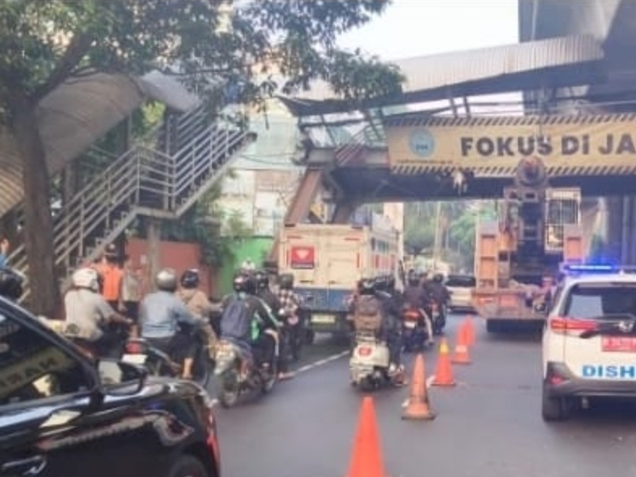 JPO Tendean Hampir Ambruk Gara-gara Tertabrak Truk Bermuatan Alat Berat