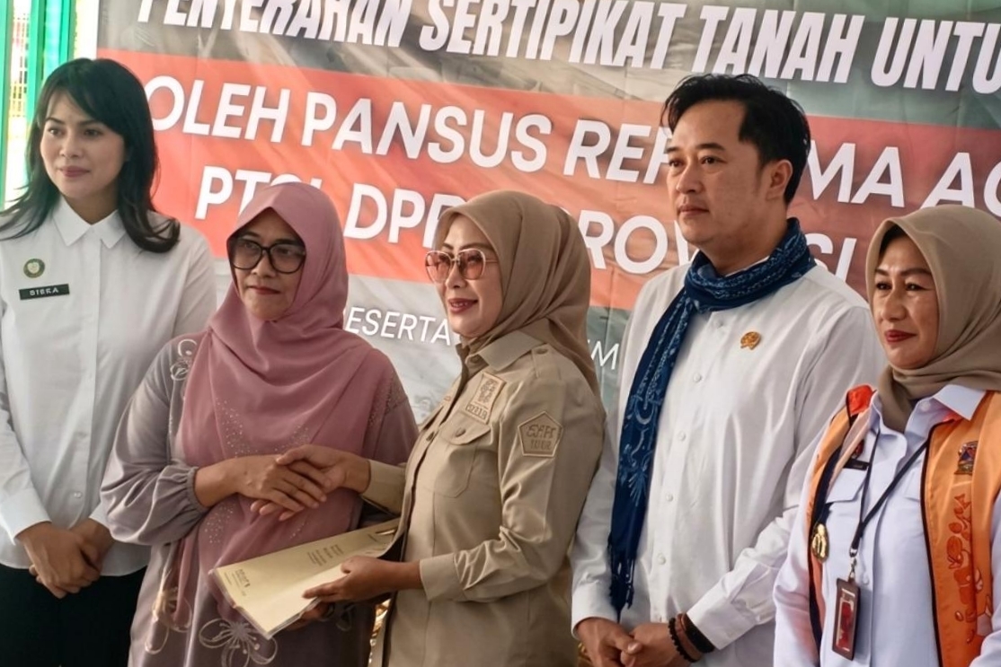 Warga Tambora Terima 22 Sertifikat Tanah Lewat Program PTSL