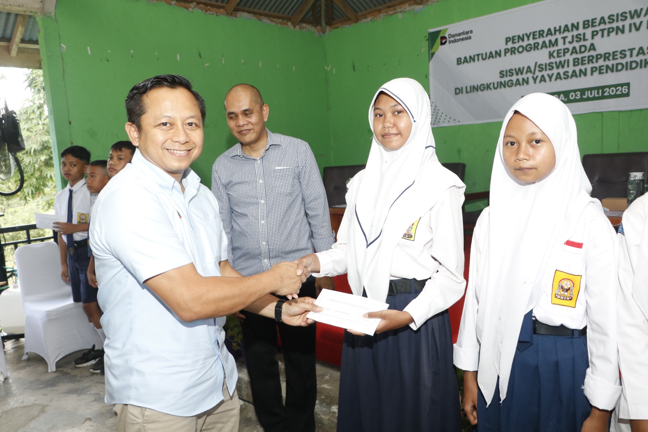 PalmCo Gelontorkan Rp1,3 Miliar untuk Sekolah di Pelosok Saat Ajaran Baru
