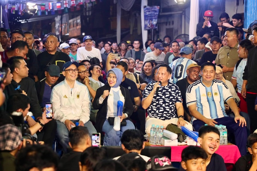 Nobar Final Piala Dunia Bersama Warga Menteng Tenggulun, Mendagri: Hasil Pertandingan Bukan Hal Utama