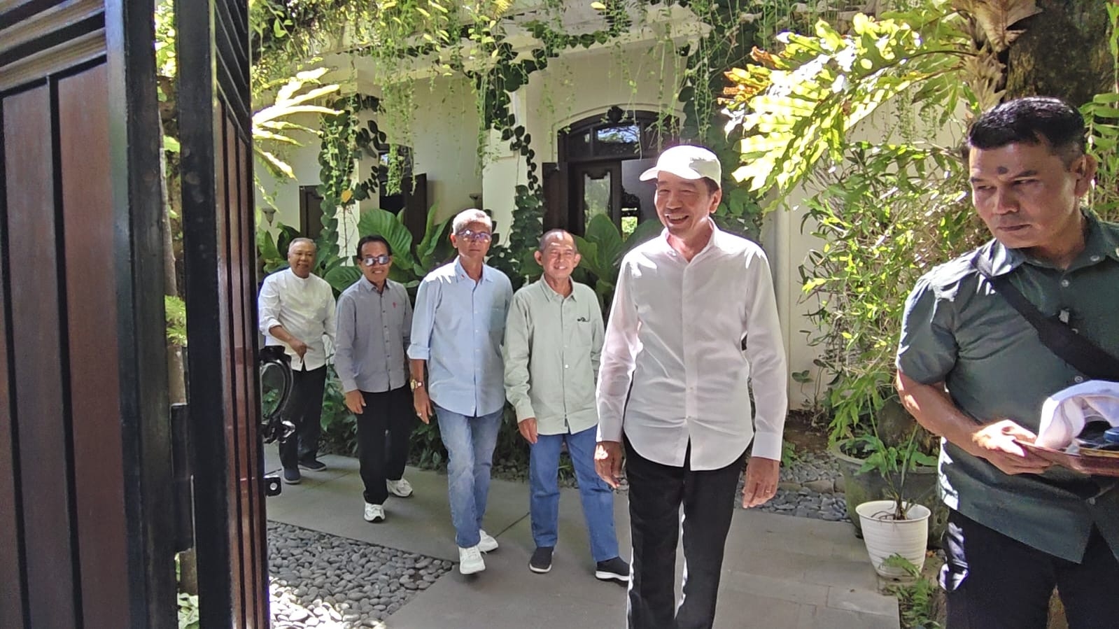 Jokowi Kumpulkan Rekan Kuliah UGM, Persiapkan Sidang Ijazah Palsu