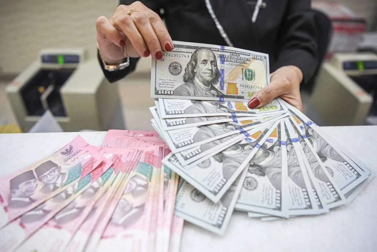 Ditekan dari Dua Arah, Rupiah Berisiko Melemah ke Rp18.000 