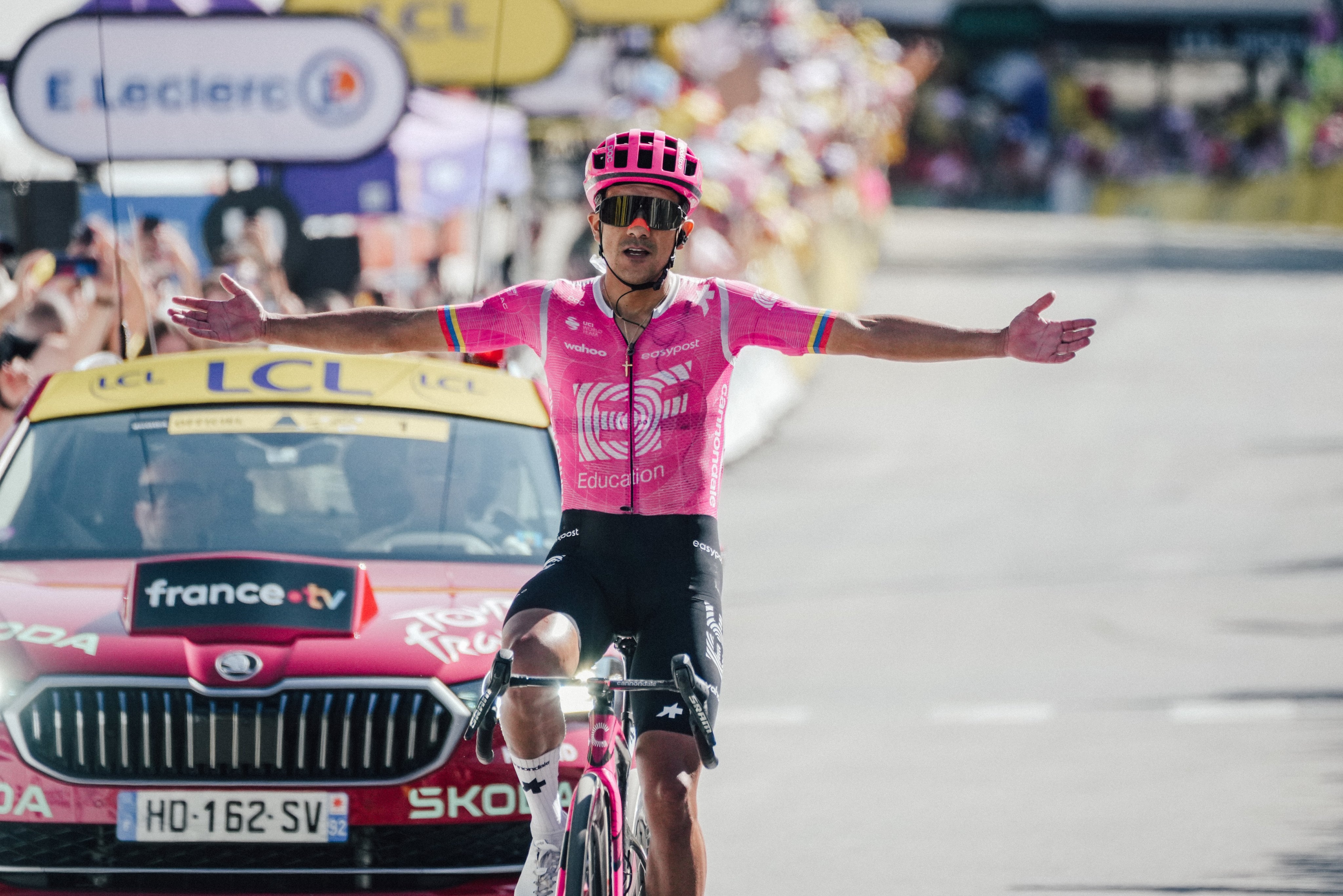 Tour De France: Penakluk Pegunungan Alpen! Richard Carapaz Menang Solo di Orcières-Merlette