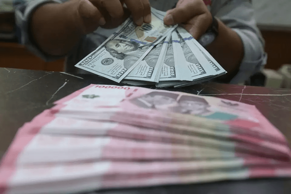 Banyak Sentimen Membebani, Rupiah Ditaksir Turun ke Rp17.980
