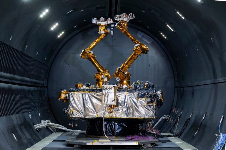 Satelit Robotik Paling Canggih Meluncur, 2 Lengan Mesin Siap 'Mengoperasi' Satelit di Antariksa