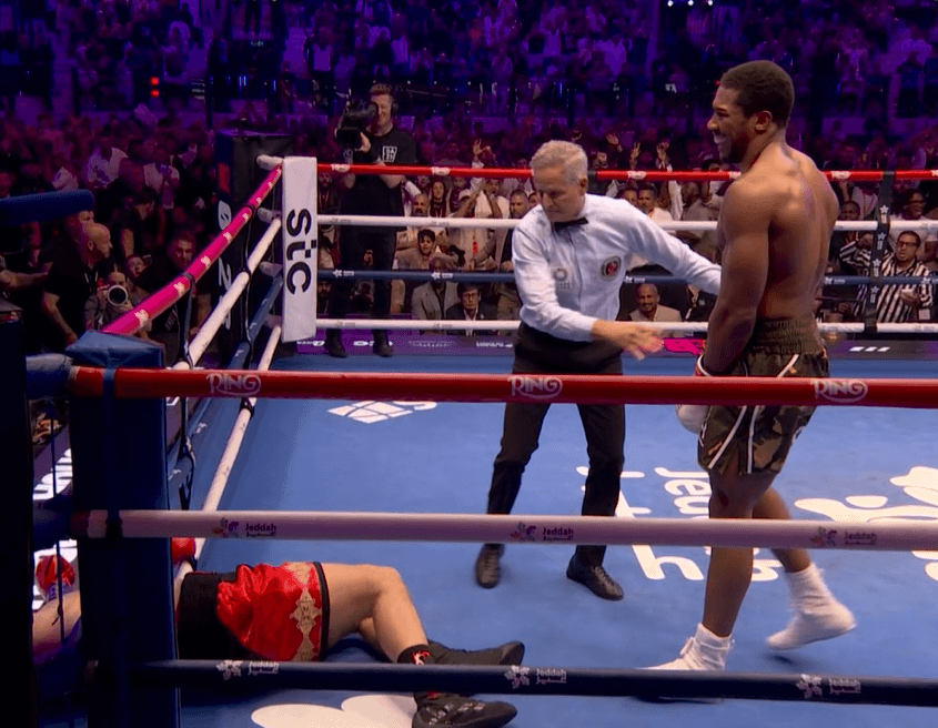 Hampir Dipermalukan! Anthony Joshua Jatuh Dua Kali Sebelum Hentikan Kristian Prenga Secara Dramatis