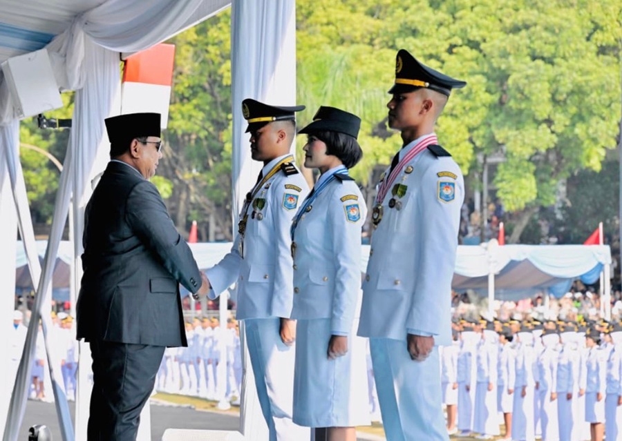 Prabowo Bangga Lulusan Terbaik IPDN dari Keluarga Buruh hingga Petani