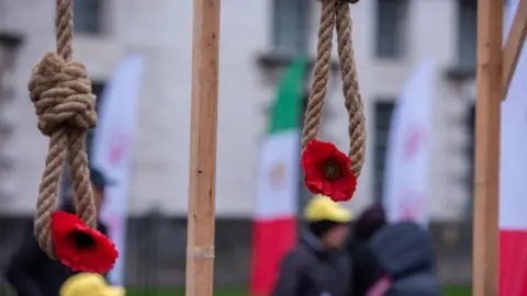 Iran Gantung Mati Dua Demonstran di Depan Umum, Massa Berteriak "Memalukan" Sebelum Dibubarkan Gas Air Mata