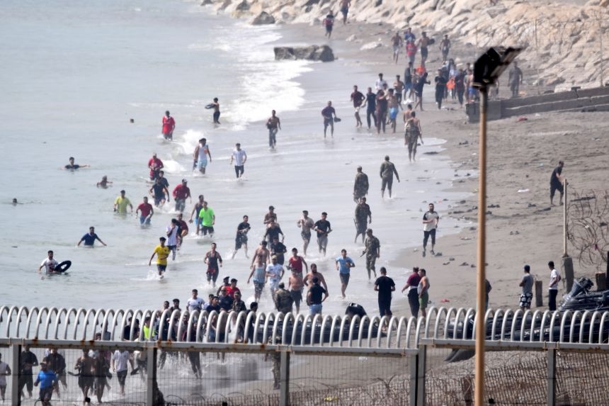 Ribuan Migran Serbu Ceuta, Spanyol Kerahkan Militer ke Perbatasan Maroko, Sedikitnya 9 Orang Tewas