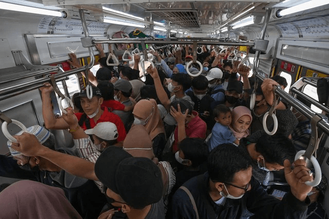 KAI Catat 178 Juta Perjalanan KRL, Jam Sibuk Jadi Tantangan Kapasitas