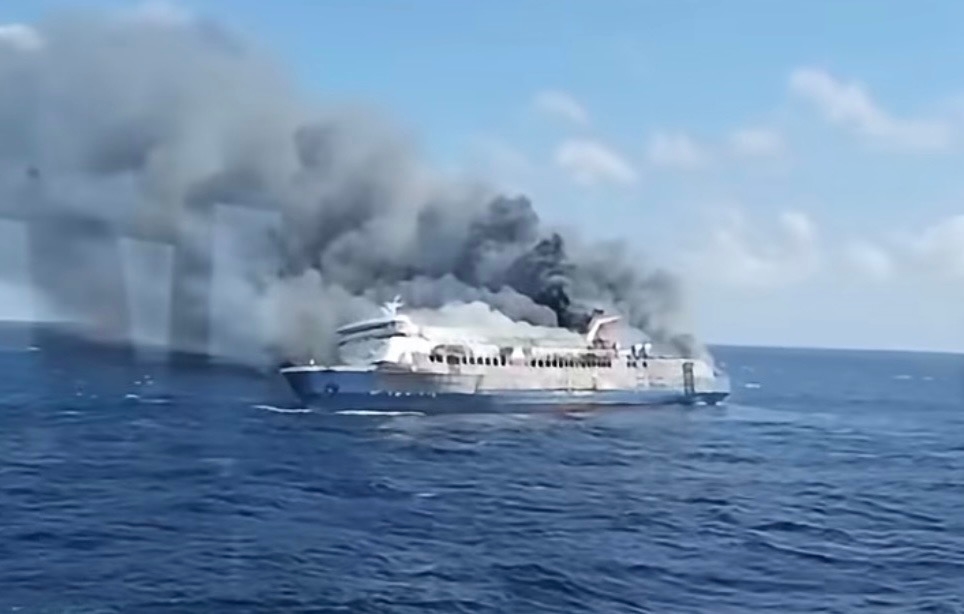 KMP Mutiara Sentosa 2 Terbakar di Laut Jawa, 4 Penumpang Tewas dan Ratusan Dievakuasi