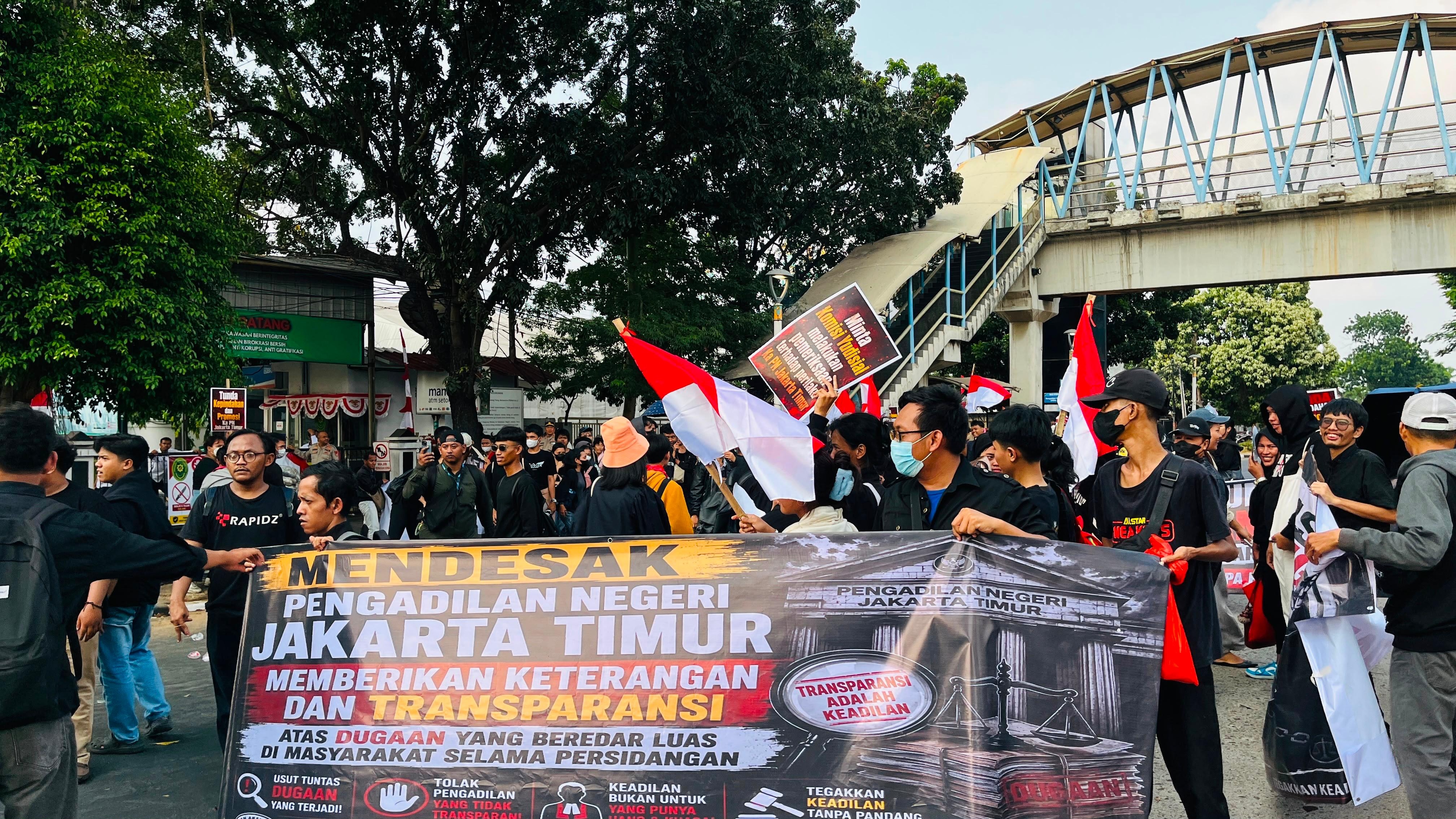 Geruduk PN Jaktim, Koalisi Masyarakat Sipil  Gelar Tenda Tuntut Transparansi Kasus Roy Suryo Cs